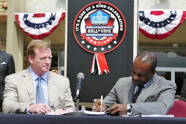 <a><img src="https://www.theepochtimes.com/assets/uploads/2015/09/DeMauriceSmith120372765.jpg" alt="NFLPA Executive Director DeMaurice Smith is shown signing the collective bargaining agreement in August alongside NFL Commissioner Roger Goodell. JASON MILLER/GETTY IMAGES (Jason Miller/Getty Images)" title="NFLPA Executive Director DeMaurice Smith is shown signing the collective bargaining agreement in August alongside NFL Commissioner Roger Goodell. JASON MILLER/GETTY IMAGES (Jason Miller/Getty Images)" width="575" class="size-medium wp-image-1796101"/></a>