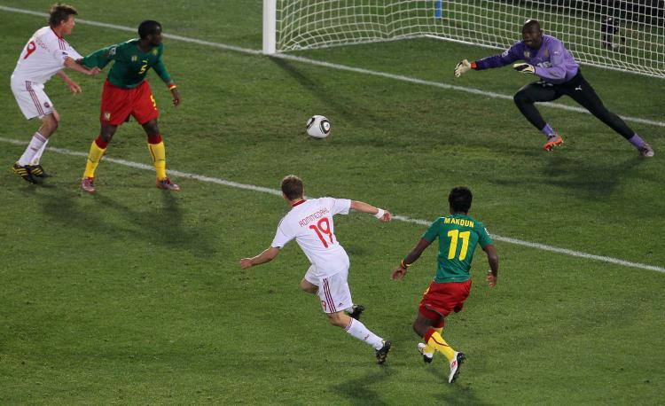 <a><img src="https://www.theepochtimes.com/assets/uploads/2015/09/Den102229283.jpg" alt="Dennis Rommedahl (No. 19) curls the ball into the net for the game-winning goal. (Chris McGrath/Getty Images)" title="Dennis Rommedahl (No. 19) curls the ball into the net for the game-winning goal. (Chris McGrath/Getty Images)" width="320" class="size-medium wp-image-1818433"/></a>