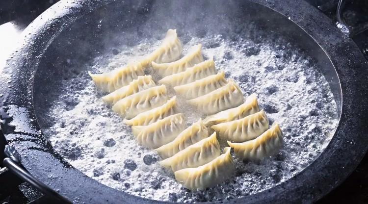 <a><img class="size-large wp-image-1770725" src="https://www.theepochtimes.com/assets/uploads/2015/09/DongbeiDumplings.jpg" alt="One of the two methods for cooking jiaozi is boiling in a shallow pot, as shown. The other method is steaming, with both having the option to fry quickly in a little oil afterward, to crisp the wrap. (NTD Television)" width="590" height="327"/></a>