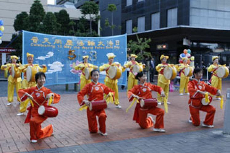 <a><img src="https://www.theepochtimes.com/assets/uploads/2015/09/Drummers2.jpg" alt="Falun Dafa day celebrations in Queen Elizabeth Square  (Jason Jia Epoch Times)" title="Falun Dafa day celebrations in Queen Elizabeth Square  (Jason Jia Epoch Times)" width="320" class="size-medium wp-image-1804062"/></a>