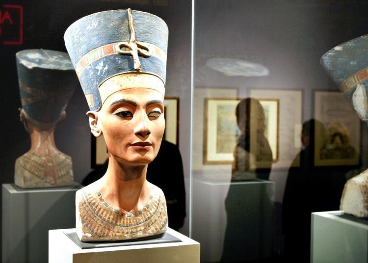 <a><img class="size-medium wp-image-1821258" title="The internationally known bust of Egyptian Queen Nefertiti on display in Berlin, Germany. (Michael Kappeler/AFP/Getty Images)" src="https://www.theepochtimes.com/assets/uploads/2015/09/EGYPT-WEB-52259357.jpg" alt="The internationally known bust of Egyptian Queen Nefertiti on display in Berlin, Germany. (Michael Kappeler/AFP/Getty Images)" width="320"/></a>