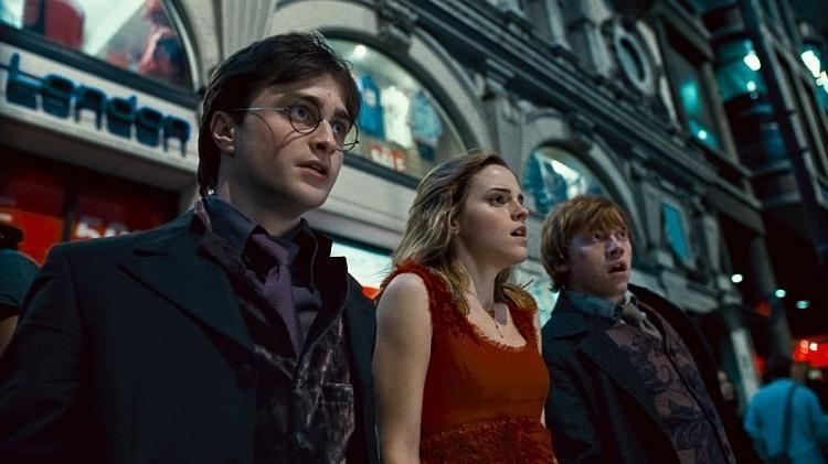 <a><img src="https://www.theepochtimes.com/assets/uploads/2015/09/ENT_harrypotter1_3.jpg" alt="Daniel Radcliffe, Emma Watson and Rupert Grint cope with London's mean streets in 'Harry Potter and the Deathly Hallows: Part I'. (Warner Bros.)" title="Daniel Radcliffe, Emma Watson and Rupert Grint cope with London's mean streets in 'Harry Potter and the Deathly Hallows: Part I'. (Warner Bros.)" width="320" class="size-medium wp-image-1812014"/></a>