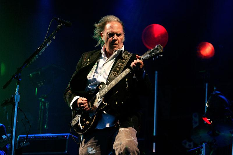 <a><img src="https://www.theepochtimes.com/assets/uploads/2015/09/ENT_young(1)_2.jpg" alt="Neil Young at the Hop Farm Festival." title="Neil Young at the Hop Farm Festival." width="320" class="size-medium wp-image-1834933"/></a>