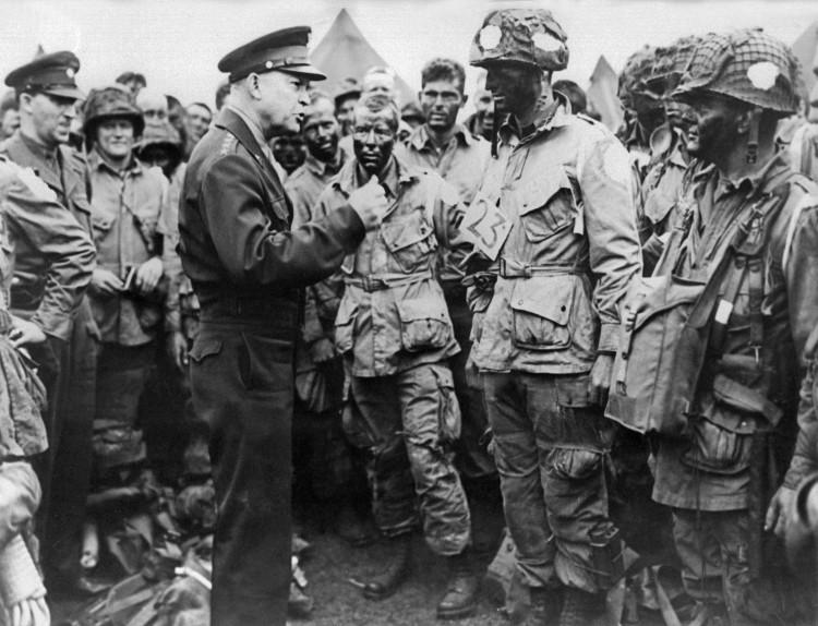 <a><img class="size-large wp-image-1773585" src="https://www.theepochtimes.com/assets/uploads/2015/09/Eisenhower-with-soldiers1.jpg" alt="Eisenhower" width="590" height="451"/></a>