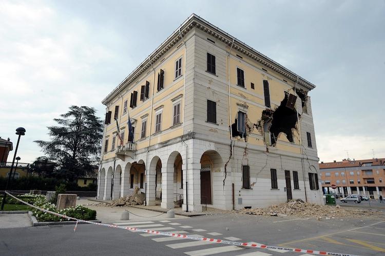 <a><img class="size-large wp-image-1787292" title="  The Town Hall of Sant'Agostino is damaged following an earthquake on May 20, in Ferrara, Italy.(Roberto Serra/Iguana Press/Getty Images)" src="https://www.theepochtimes.com/assets/uploads/2015/09/Ferrara1448887901.jpg" alt="" width="590" height="392"/></a>