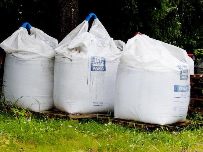 <a><img class="size-full wp-image-1785556" title="Three bags of fertilizer found on the farm of convicted Norwegian mass murder Anders Behring Breivik, in Asta, Aamot municipality, in Hedmark, eastern Norway. (Jo E. Brenden/AFP/Getty Images)" src="https://www.theepochtimes.com/assets/uploads/2015/09/Fertilizer119651900.jpg" alt="" width="665" height="498"/></a>