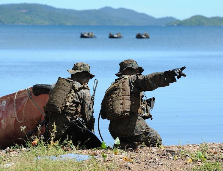 <a><img class="size-large wp-image-1787994" title="US soldiers are seen during a joint mock beachfront assault on the shore of Ulugan Bay on Palawan island on April 25. US and Filipino soldiers stormed the South China Sea island in war games that took place not far from a real-life maritime standoff between Manila and Beijing. (Ted Aljibe/AFP/Getty Images)" src="https://www.theepochtimes.com/assets/uploads/2015/09/Filipino143360952.jpg" alt="" width="590" height="453"/></a>
