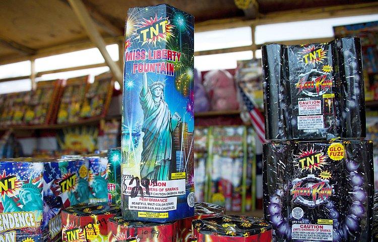 <a><img class="size-large wp-image-1785352" title="Fireworks arranged for sale on the counter at a stand in Washington" src="https://www.theepochtimes.com/assets/uploads/2015/09/Fireworks_147812398.jpg" alt="Fireworks arranged for sale on the counter at a stand in Washington" width="590" height="377"/></a>
