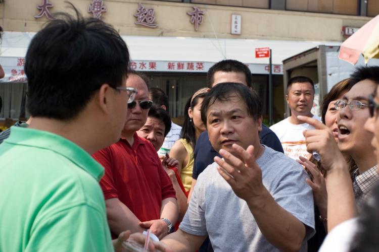 <a><img src="https://www.theepochtimes.com/assets/uploads/2015/09/Flushing1_ET2743.jpg" alt="INTIMIDATION: Members of a Chinese mob in Flushing yell at and taunt a man they have surrounded. (Jeff Nenarella/The Epoch Times)" title="INTIMIDATION: Members of a Chinese mob in Flushing yell at and taunt a man they have surrounded. (Jeff Nenarella/The Epoch Times)" width="320" class="size-medium wp-image-1834687"/></a>