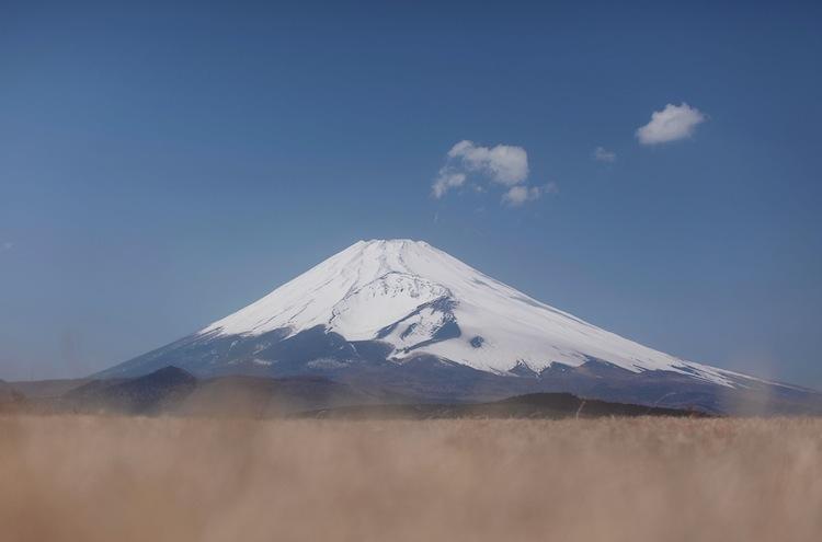 <a><img class="size-full wp-image-1785082" title="Mount Fuji and the surrounding landscape on Apr. 9, in Izu, Japan. (Adam Pretty/Getty Images)" src="https://www.theepochtimes.com/assets/uploads/2015/09/Fuji142626785.jpg" alt="" width="750" height="495"/></a>