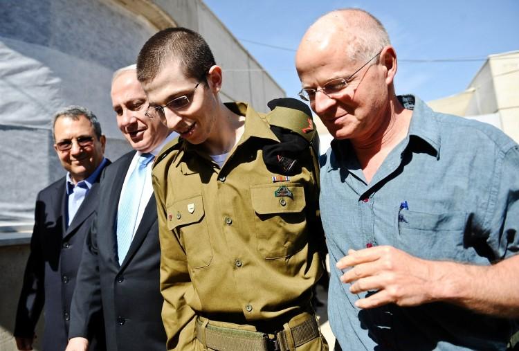 <a><img src="https://www.theepochtimes.com/assets/uploads/2015/09/GILLAD-129534936.jpg" alt="Freed Israeli soldier Gilad Shalit (2nd R) walks with (L-R) Defense Minister Ehud Barak, Israeli Prime Minister Benjamin Netanyahu, and his father Naom Shalit at Tel Nof Airbase on Oct. 18 in central Israel. (Idf/Getty Images)" title="Freed Israeli soldier Gilad Shalit (2nd R) walks with (L-R) Defense Minister Ehud Barak, Israeli Prime Minister Benjamin Netanyahu, and his father Naom Shalit at Tel Nof Airbase on Oct. 18 in central Israel. (Idf/Getty Images)" width="320" class="size-medium wp-image-1796150"/></a>