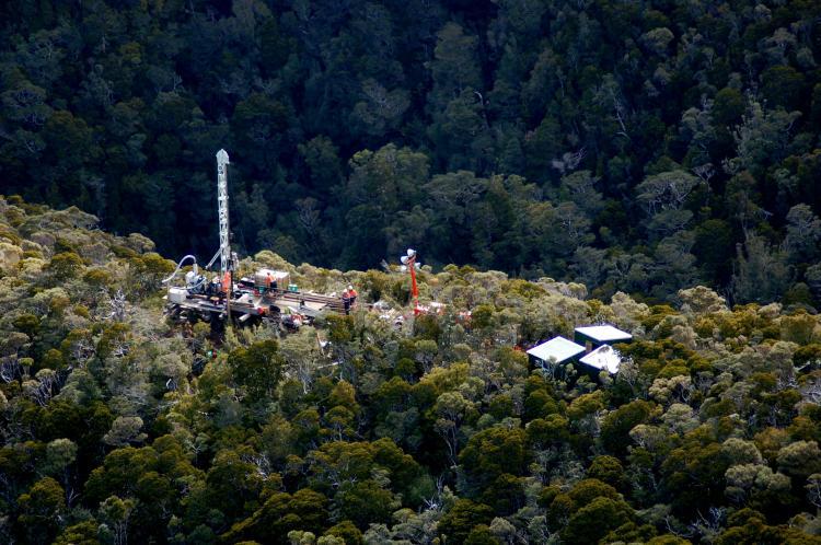 <a><img src="https://www.theepochtimes.com/assets/uploads/2015/09/GREYMOUTH,_NEW_ZEALAND_-_NOVEMBER_23.jpg" alt="Pike River Coal Mine - Drilling Rig penetrates into tunnel near where 29 miners remain trapped. (NZPA/Pool picture)" title="Pike River Coal Mine - Drilling Rig penetrates into tunnel near where 29 miners remain trapped. (NZPA/Pool picture)" width="320" class="size-medium wp-image-1811758"/></a>