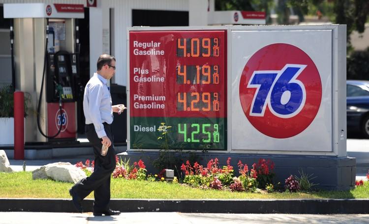 <a><img class="size-large wp-image-1782973" title="A man walks past gas prices" src="https://www.theepochtimes.com/assets/uploads/2015/09/Gas+Prices3.jpg" alt="" width="590" height="358"/></a>