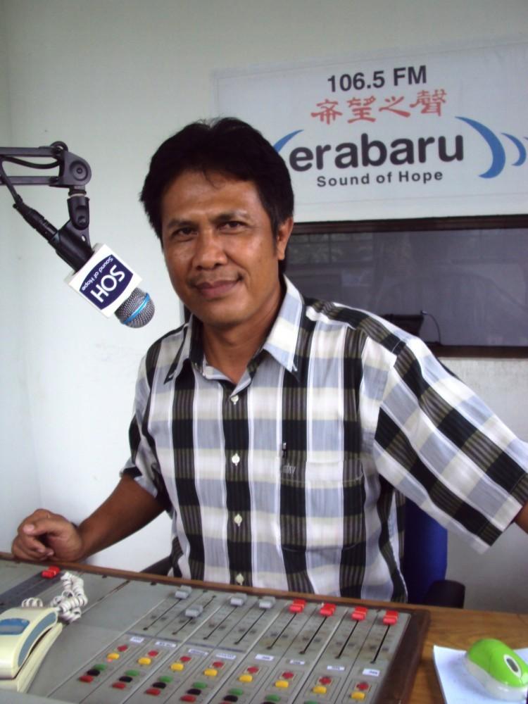 <a><img src="https://www.theepochtimes.com/assets/uploads/2015/09/GatotMachali1.JPG" alt="Gatot Machali at the microphone at Radio Erabaru's small studio in Batam, Indonesia. (Courtesy of Radio Erabaru)" title="Gatot Machali at the microphone at Radio Erabaru's small studio in Batam, Indonesia. (Courtesy of Radio Erabaru)" width="320" class="size-medium wp-image-1798133"/></a>