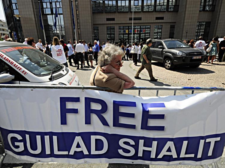 <a><img src="https://www.theepochtimes.com/assets/uploads/2015/09/GiladShalit88678551.jpg" alt="People demonstrate for the release of captured Israeli soldier Gilad Shalit on the third anniversary of his captivity by Hamas. (Dominique Faget/AFP/Getty Images)" title="People demonstrate for the release of captured Israeli soldier Gilad Shalit on the third anniversary of his captivity by Hamas. (Dominique Faget/AFP/Getty Images)" width="320" class="size-medium wp-image-1827695"/></a>