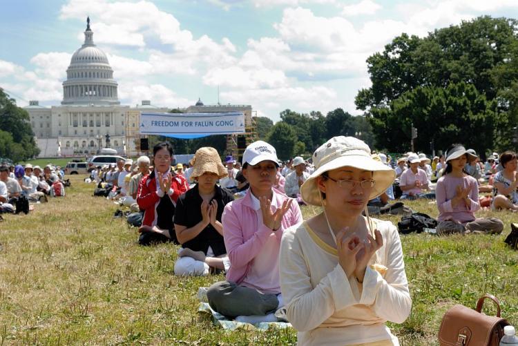 <a><img src="https://www.theepochtimes.com/assets/uploads/2015/09/Giragosian_Exercises-10.jpg" alt="EASY TO FIND: Falun Gong practitioners meditate on the National Mall on July 19, 2009.  (Jim Giragosian/Epoch Times Staff)" title="EASY TO FIND: Falun Gong practitioners meditate on the National Mall on July 19, 2009.  (Jim Giragosian/Epoch Times Staff)" width="320" class="size-medium wp-image-1808317"/></a>