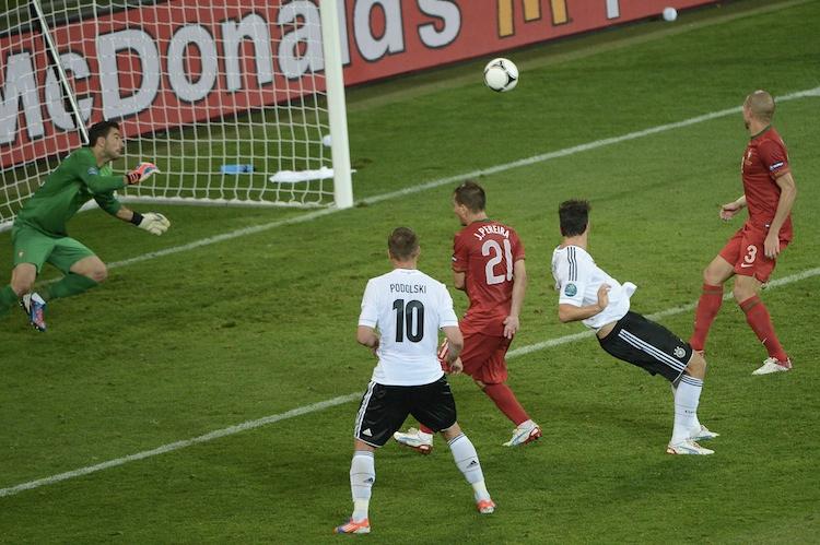 <a><img class="size-full wp-image-1786388" title="German forward Mario Gomez (2ndR) scores" src="https://www.theepochtimes.com/assets/uploads/2015/09/Gomez146050974.jpg" alt="Germany's Mario Gomez heads the ball past Portugal's Rui Patricio at Euro 2012 on Saturday. (Anne-Christine Poujoulat/AFP/GettyImages) " width="750" height="499"/></a>