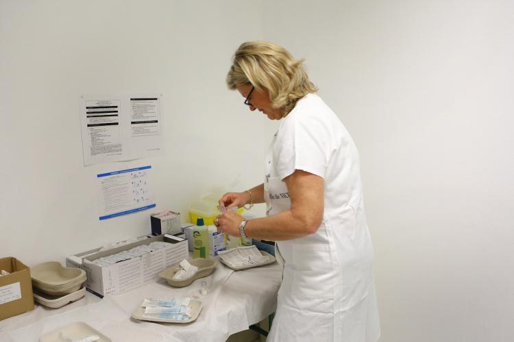 <a><img src="https://www.theepochtimes.com/assets/uploads/2015/09/H1N1-93006580.jpg" alt="A nurse prepares a vaccine against swine flu last November in Nice, France.  (Valery Hache/Getty Images)" title="A nurse prepares a vaccine against swine flu last November in Nice, France.  (Valery Hache/Getty Images)" width="320" class="size-medium wp-image-1815467"/></a>