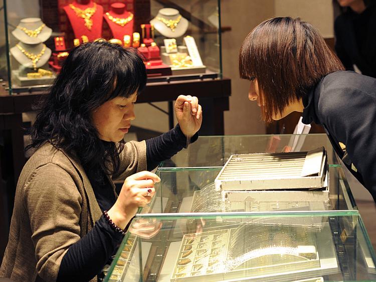 <a><img src="https://www.theepochtimes.com/assets/uploads/2015/09/HKShop108929418web.jpg" alt="A tourist from mainland China (L) visit a jewelry store to check out potential purchases in Hong Kong on February 9, 2011. (Mike Clarke/AFP/Getty Images)" title="A tourist from mainland China (L) visit a jewelry store to check out potential purchases in Hong Kong on February 9, 2011. (Mike Clarke/AFP/Getty Images)" width="320" class="size-medium wp-image-1807884"/></a>