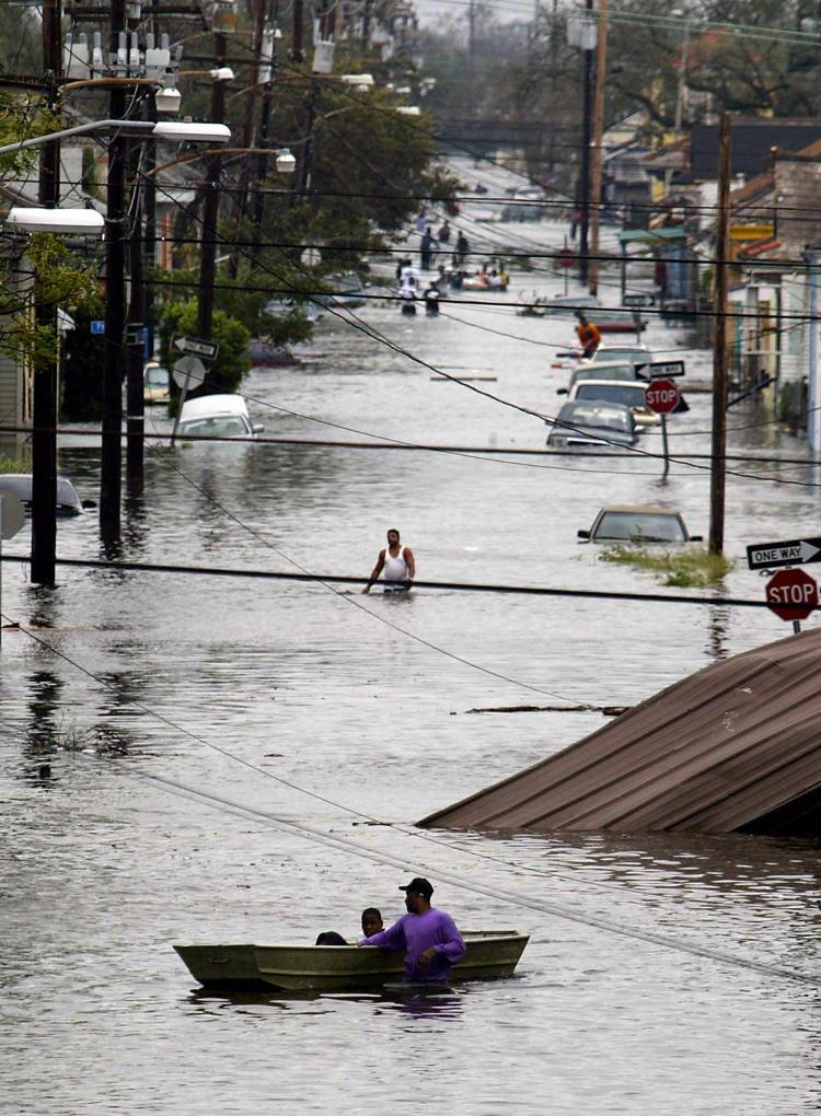 Residents wade through a flooded street in New Orleans, 29 August 2005, after hurricane Katrina made landfall.(James Nielsen/Getty Images)