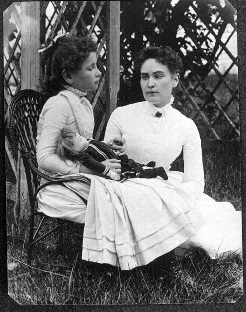 <a><img class="size-large wp-image-1793273" title="July 1888 Photograph of Helen Keller at age 8" src="https://www.theepochtimes.com/assets/uploads/2015/09/Helen_Keller_with_Anne_Sullivan_in_July_1888.jpg" alt="July 1888 Photograph of Helen Keller at age 8" width="328"/></a>