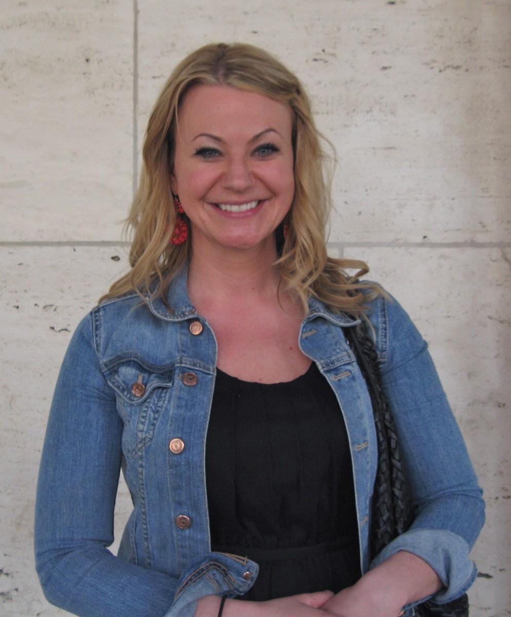 <a><img class="size-large wp-image-1788568" title="IMG_0640_wenyi_assistant+to+StateSenator_edited" src="https://www.theepochtimes.com/assets/uploads/2015/09/IMG_0640_wenyi_assistant+to+StateSenator_edited1.jpg" alt="Jillian Deuel attends Shen Yun" width="264" height="319"/></a>