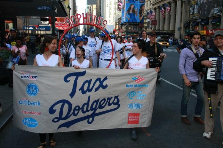 <a><img class="size-large wp-image-1788970" title="Protesters acting as the fake baseball team 'The Tax Dodgers' march on 7th Avenue on April 17, demonstrating against tax injustice." src="https://www.theepochtimes.com/assets/uploads/2015/09/IMG_0659.jpg" alt="" width="590" height="392"/></a>