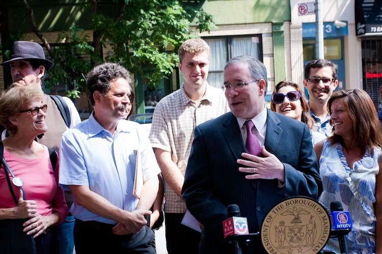 <a><img src="https://www.theepochtimes.com/assets/uploads/2015/09/IMG_0687.jpg" alt="MODEL BLOCK: Manhattan Borough President Scott Stringer announces an initiative to make a Lower East Side block a model for environmental sustainability on Monday. (Tara MacIsaac/The Epoch Times)" title="MODEL BLOCK: Manhattan Borough President Scott Stringer announces an initiative to make a Lower East Side block a model for environmental sustainability on Monday. (Tara MacIsaac/The Epoch Times)" width="300" class="size-medium wp-image-1799017"/></a>