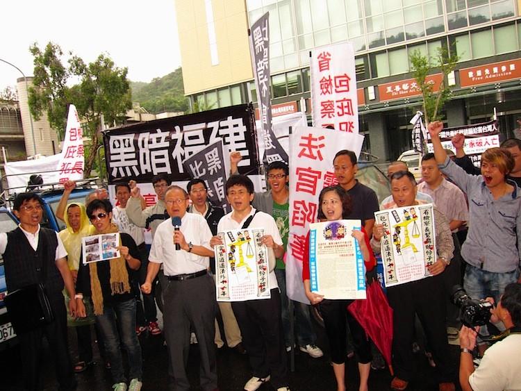 <a><img src="https://www.theepochtimes.com/assets/uploads/2015/09/IMG_1929-TaiwaneseBusinessmenProtest.JPG" alt="Taiwanese business people protest against Chinese Communist authorities illegally confiscating their property; Oct. 3. (Zhong Yuan/The Epoch Times)" title="Taiwanese business people protest against Chinese Communist authorities illegally confiscating their property; Oct. 3. (Zhong Yuan/The Epoch Times)" width="320" class="size-medium wp-image-1796729"/></a>