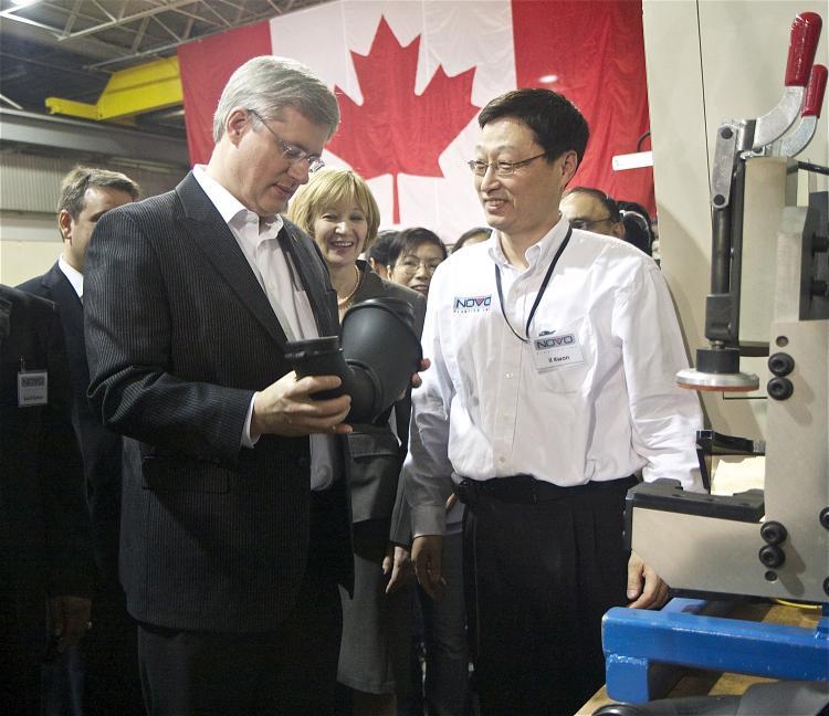 <a><img src="https://www.theepochtimes.com/assets/uploads/2015/09/IMG_3260.jpg" alt="Conservative leader Stephen Harper gets a lesson on the 'leak tester' from program manager Il Kwon at Novo Plastics Inc. on Wednesday morning. Harper announced a new student loan program to help new Canadians get their foreign credentials recognized during the event in Markham, Ontario. (Matthew Little/The Epoch Times)" title="Conservative leader Stephen Harper gets a lesson on the 'leak tester' from program manager Il Kwon at Novo Plastics Inc. on Wednesday morning. Harper announced a new student loan program to help new Canadians get their foreign credentials recognized during the event in Markham, Ontario. (Matthew Little/The Epoch Times)" width="320" class="size-medium wp-image-1805933"/></a>