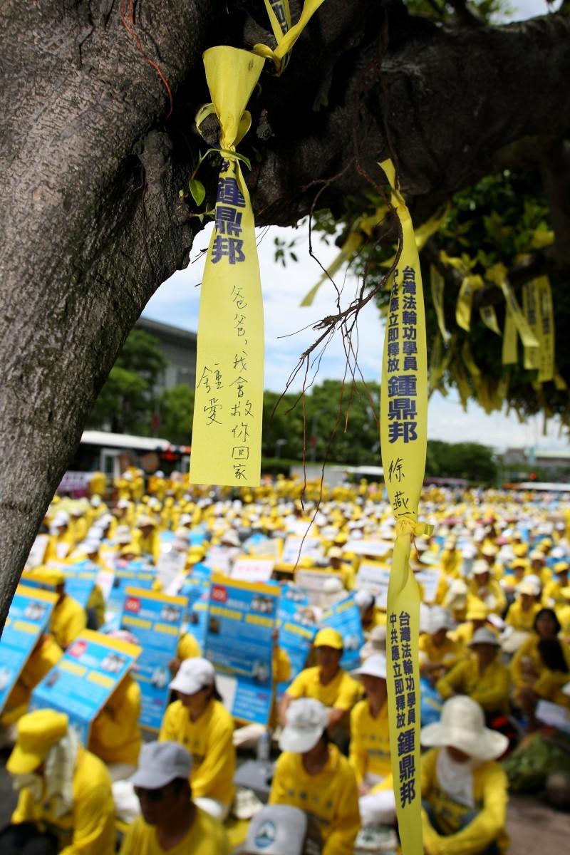 Thousands of yellow silk ribbons hang at Ketagalan Boulevard on July 23. Chung Ai, daughter of Chung Ting-pang, wrote on one ribbon, "Dad, I will rescue you back to home." (Lin Shijie/The Epoch Times)