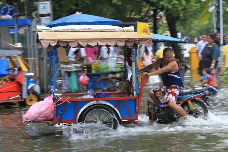 <a><img src="https://www.theepochtimes.com/assets/uploads/2015/09/IMG_4915_G.JPG" alt="A man looks down as he drives through floodwater covering a street in Bangkok, October.  (Cameron McKinley/The Epoch Times)" title="A man looks down as he drives through floodwater covering a street in Bangkok, October.  (Cameron McKinley/The Epoch Times)" width="575" class="size-medium wp-image-1795581"/></a>