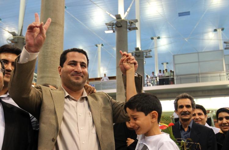 <a><img src="https://www.theepochtimes.com/assets/uploads/2015/09/IRAN102902742.jpg" alt="Iranian nuclear scientist Shahram Amiri holds his son's hand as he flashes the victory sign upon arrival at Imam Khomeini Airport in Tehran on July 15.  (Atta Kenare/Getty Images )" title="Iranian nuclear scientist Shahram Amiri holds his son's hand as he flashes the victory sign upon arrival at Imam Khomeini Airport in Tehran on July 15.  (Atta Kenare/Getty Images )" width="320" class="size-medium wp-image-1817378"/></a>