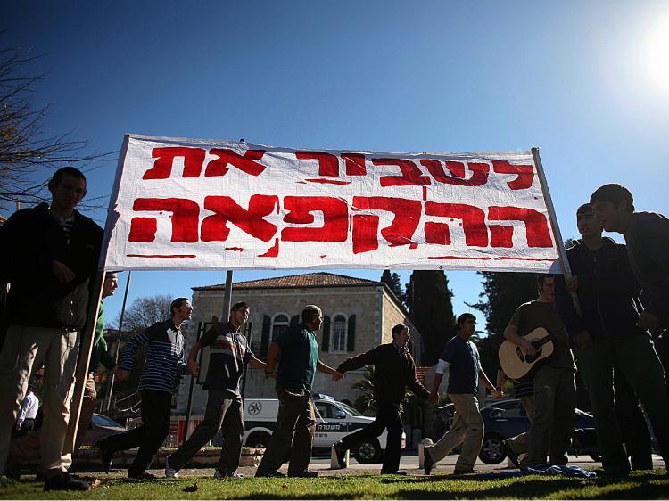 <a><img src="https://www.theepochtimes.com/assets/uploads/2015/09/Izz95600520.jpg" alt="Jewish settlers hold a banner reading in Hebrew, Ã¢ï¿½ï¿½Break the freeze on constructionÃ¢ï¿½ï¿½ during a protest against Israeli government's settlement freeze policy, on January 6, 2010 in front of the U.S. consulate in Jerusalem. (Daniel Bar-On/AFP/Getty Images)" title="Jewish settlers hold a banner reading in Hebrew, Ã¢ï¿½ï¿½Break the freeze on constructionÃ¢ï¿½ï¿½ during a protest against Israeli government's settlement freeze policy, on January 6, 2010 in front of the U.S. consulate in Jerusalem. (Daniel Bar-On/AFP/Getty Images)" width="320" class="size-medium wp-image-1823386"/></a>