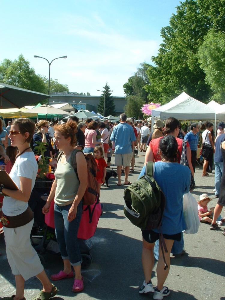 <a><img src="https://www.theepochtimes.com/assets/uploads/2015/09/J.jpg" alt="During a five-hour period on Saturdays, approximately 7,000 people shop for locally produced food at the East Vancouver Farmers Market.  (Your Local Farmers Market Society)" title="During a five-hour period on Saturdays, approximately 7,000 people shop for locally produced food at the East Vancouver Farmers Market.  (Your Local Farmers Market Society)" width="320" class="size-medium wp-image-1833338"/></a>