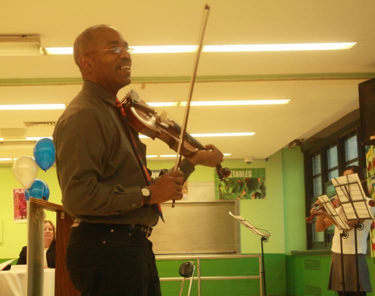 <a><img src="https://www.theepochtimes.com/assets/uploads/2015/09/KenEdwards.jpg" alt="VIOLIST KEN EDWARDS: Mr. Edwards teaching violin at E.L.L.I.S. Preparatory Academy in South Bronx. The school caters to the needs of new immigrant high school students from around the world. (Fliery Robinson)" title="VIOLIST KEN EDWARDS: Mr. Edwards teaching violin at E.L.L.I.S. Preparatory Academy in South Bronx. The school caters to the needs of new immigrant high school students from around the world. (Fliery Robinson)" width="320" class="size-medium wp-image-1827632"/></a>