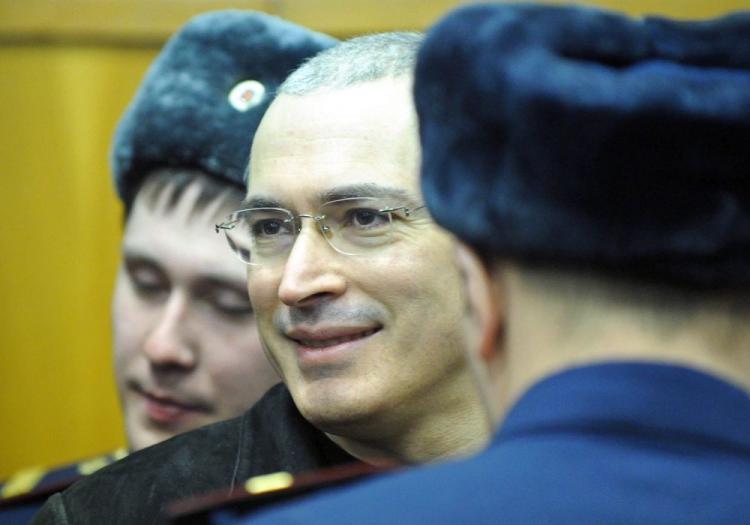 <a><img src="https://www.theepochtimes.com/assets/uploads/2015/09/Khodorkovsky107786266-WEB.jpg" alt="CORRUPT TRIAL? Mikhail Khodorkovsky (C) stands between police officers at a courtroom in Moscow on Monday.  (Alexandaer Nemenov/AFP/Getty Images)" title="CORRUPT TRIAL? Mikhail Khodorkovsky (C) stands between police officers at a courtroom in Moscow on Monday.  (Alexandaer Nemenov/AFP/Getty Images)" width="320" class="size-medium wp-image-1810458"/></a>