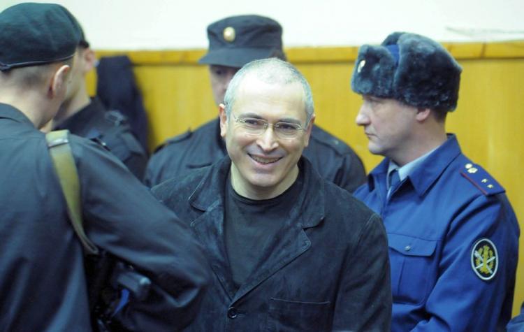 <a><img src="https://www.theepochtimes.com/assets/uploads/2015/09/Khodorkovsky107786279-WEB.jpg" alt="Former Yukos oil company CEO Mikhail Khodorkovsky (C) and his business partner Platon Lebedev (R) are seen in the defendants' cage just after a verdict during a court session in Moscow on Dec. 30. (Dmitry Kostyukov/AFP/Getty Images)" title="Former Yukos oil company CEO Mikhail Khodorkovsky (C) and his business partner Platon Lebedev (R) are seen in the defendants' cage just after a verdict during a court session in Moscow on Dec. 30. (Dmitry Kostyukov/AFP/Getty Images)" width="320" class="size-medium wp-image-1810287"/></a>