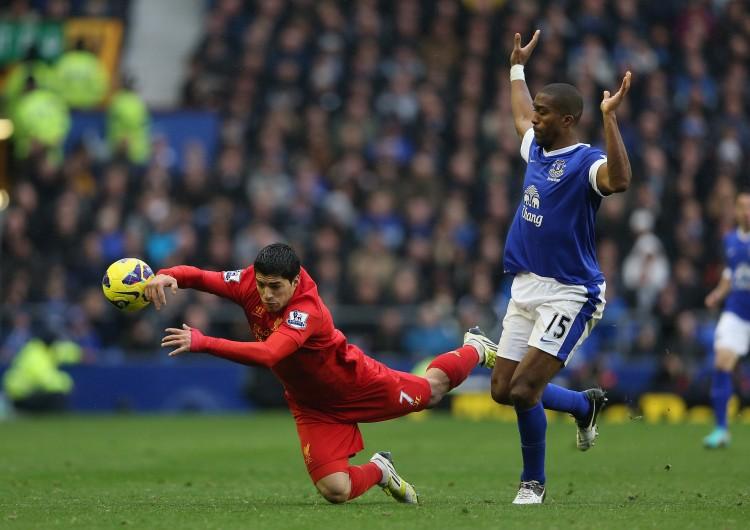 <a><img class="size-full wp-image-1775054" title="Everton v Liverpool - Premier League" src="https://www.theepochtimes.com/assets/uploads/2015/09/LFC-EFC154871638.jpg" alt="Liverpool's Luis Suarez (L) goes down in a challenge from Everton's Sylvain Distin in Sunday's Merseyside derby at Goodison Park. (Clive Brunskill/Getty Images)" width="750" height="530"/></a>