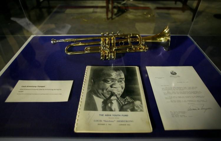 <a><img class="size-large wp-image-1791845" src="https://www.theepochtimes.com/assets/uploads/2015/09/LouisArmstrong01.jpg" alt="Louis Armstrong's trumpet is on display at the Capitol during Black History Month.(Courtesy of The Executive Chamber)" width="590" height="376"/></a>