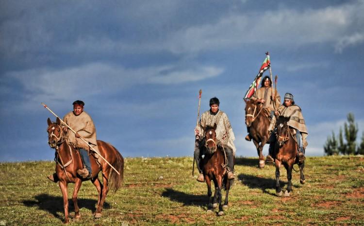 <a><img src="https://www.theepochtimes.com/assets/uploads/2015/09/MAPUCHE-93052614-COLOR.jpg" alt="GUARDING ANCESTRAL LAND: Mapuche natives on horseback guard their land in the village of Temucuicui in Temuco, Chile, November 2009. The Mapuche are fighting for the rights to their ancestral lands, which they feel is their identity. (Martin BernettiAFP/Getty Images )" title="GUARDING ANCESTRAL LAND: Mapuche natives on horseback guard their land in the village of Temucuicui in Temuco, Chile, November 2009. The Mapuche are fighting for the rights to their ancestral lands, which they feel is their identity. (Martin BernettiAFP/Getty Images )" width="320" class="size-medium wp-image-1803230"/></a>