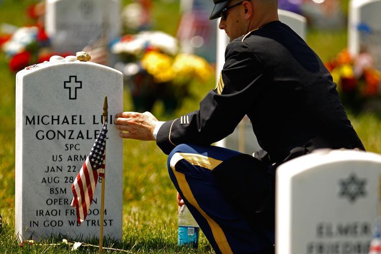 <a><img src="https://www.theepochtimes.com/assets/uploads/2015/09/MD101304942.jpg" alt="US Army Sgt. Brian Scott touches the grave marker of his friend and gunner Army Specialist Michael Luis Gonzales on Memorial Day May 31, in Arlington, Virginia. Today many Americans will pay tribute to relatives and friends who lost their lives in battles. (Chip Somodevilla/Getty Images)" title="US Army Sgt. Brian Scott touches the grave marker of his friend and gunner Army Specialist Michael Luis Gonzales on Memorial Day May 31, in Arlington, Virginia. Today many Americans will pay tribute to relatives and friends who lost their lives in battles. (Chip Somodevilla/Getty Images)" width="320" class="size-medium wp-image-1819223"/></a>
