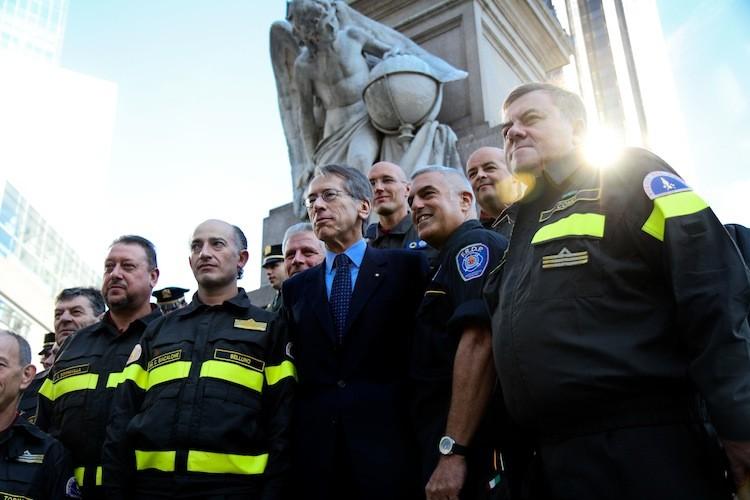 <a><img src="https://www.theepochtimes.com/assets/uploads/2015/09/MacIsaac_100911_Columbreath-6.jpg" alt="Italian civil service workers stand with the Italian Ambassador Giuliomaria Terzi (C) at the base of the Christopher Columbus monument in New York on Sunday. (Tara MacIsaac/The Epoch Times)" title="Italian civil service workers stand with the Italian Ambassador Giuliomaria Terzi (C) at the base of the Christopher Columbus monument in New York on Sunday. (Tara MacIsaac/The Epoch Times)" width="575" class="size-medium wp-image-1796671"/></a>