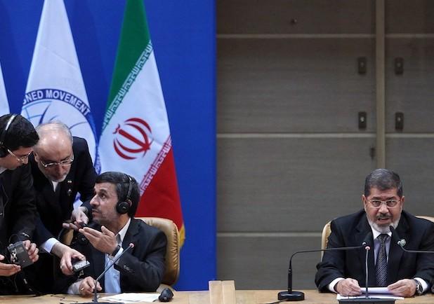 <a><img class="size-full wp-image-1782458" title="Egyptian President Mohamed Morsi (R) delivers his speech as his Iranian counterpart Mahmoud Ahmadinejad (3rd L) talks with his foreign minister, Ali Akbar Salehi (2nd L), and a sound technician during the Non-Aligned Movement (NAM) summit in Tehran on Aug. 30. (Raouf Mohseni/AFP/GettyImages)" src="https://www.theepochtimes.com/assets/uploads/2015/09/Morsi_150998933.jpg" alt="" width="618" height="434"/></a>