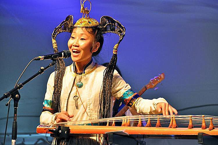 <a><img src="https://www.theepochtimes.com/assets/uploads/2015/09/Namgar1Go.jpg" alt="Namgar Lkhasaranova as she sings and plays the yatag, a traditional Mongolian instrument. (Pam McLennan/Epoch Times)" title="Namgar Lkhasaranova as she sings and plays the yatag, a traditional Mongolian instrument. (Pam McLennan/Epoch Times)" width="320" class="size-medium wp-image-1815994"/></a>