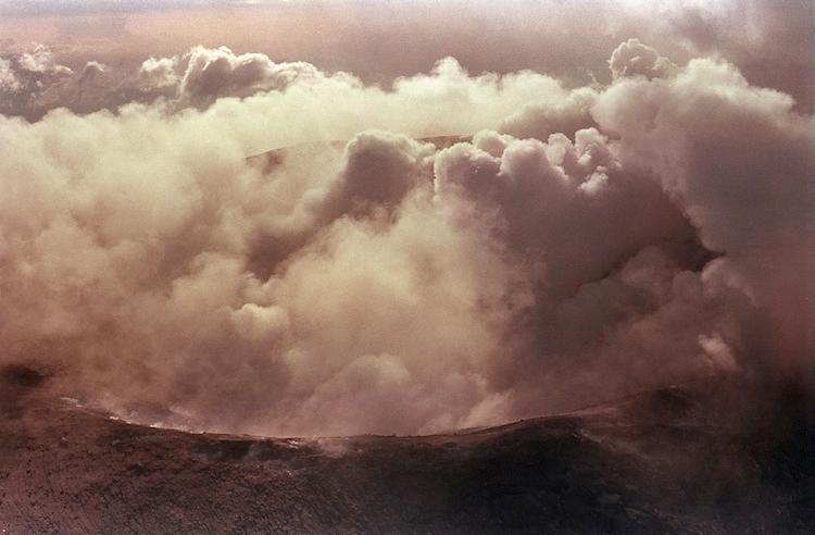 <a><img class="size-full wp-image-1785467" title="The crater of the volcano Nevado Del Ruiz smoulders November 17, 1985, 3 days after its eruption which destroyed the mountain town of Armero. Over 25 thousands of people died in that eruption. (Jonathan Utz/AFP/Getty Images)" src="https://www.theepochtimes.com/assets/uploads/2015/09/Nevado101875213.jpg" alt="" width="750" height="492"/></a>