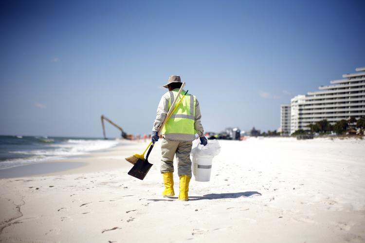 <a><img src="https://www.theepochtimes.com/assets/uploads/2015/09/Oil_109921046.jpg" alt="TESTING FOR OIL: A worker scans for amounts of oil leftover from the Deepwater Horizon oil spill at Perdido Key State Park in Pensacola, Fla., in March.  (Eric Thayer/Getty Images)" title="TESTING FOR OIL: A worker scans for amounts of oil leftover from the Deepwater Horizon oil spill at Perdido Key State Park in Pensacola, Fla., in March.  (Eric Thayer/Getty Images)" width="320" class="size-medium wp-image-1804077"/></a>