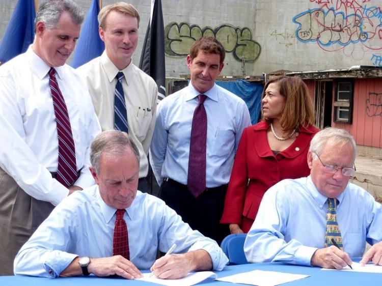 <a><img src="https://www.theepochtimes.com/assets/uploads/2015/09/P1000821.jpg" alt="Mayor Bloomberg and state Environmental Conservation Commissioner Pete Grannis sign memorandum of agreement to work together to ensure faster processing of brownfields' cleanup applications. (Andrea Hayley/Epoch Times Staff)" title="Mayor Bloomberg and state Environmental Conservation Commissioner Pete Grannis sign memorandum of agreement to work together to ensure faster processing of brownfields' cleanup applications. (Andrea Hayley/Epoch Times Staff)" width="320" class="size-medium wp-image-1816538"/></a>