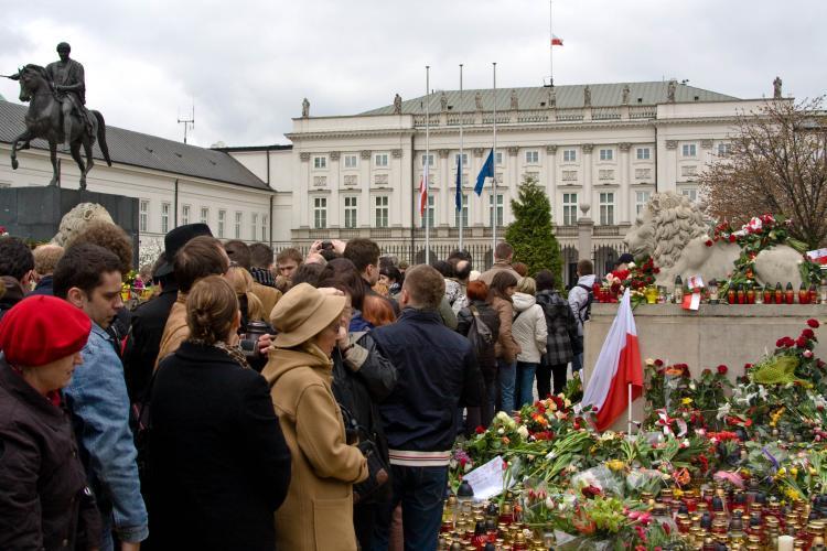 <a><img src="https://www.theepochtimes.com/assets/uploads/2015/09/POLAND6.jpg" alt="People lay flowers and candles at the Presidential Palace in Warsaw after the country's President, Lech Kaczynski, his wife, and top officials died in a fatal plane crash in Western Russia on Saturday morning. (Adam Kielar/The Epoch Times)" title="People lay flowers and candles at the Presidential Palace in Warsaw after the country's President, Lech Kaczynski, his wife, and top officials died in a fatal plane crash in Western Russia on Saturday morning. (Adam Kielar/The Epoch Times)" width="320" class="size-medium wp-image-1821234"/></a>