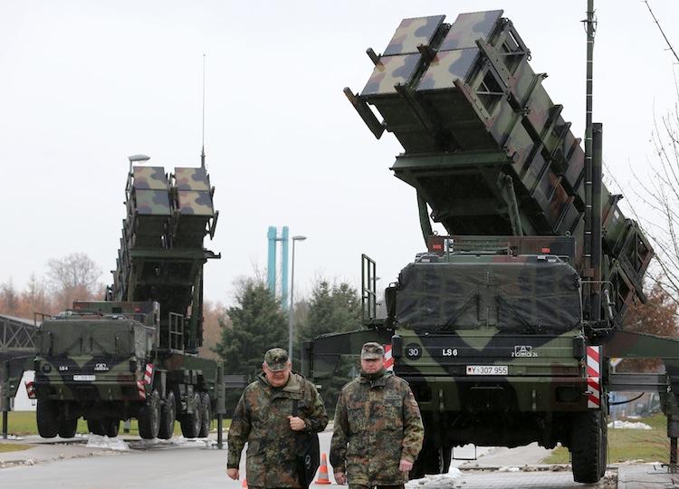 <a><img class="size-large wp-image-1773730" src="https://www.theepochtimes.com/assets/uploads/2015/09/Patriot_157535462.jpg" alt="Soldiers of the Air Defense Missile Squadron 2 walk past Patriot missile launchers in the background in Bad Suelze, Germany, on Dec. 4, 2012. Germany's cabinet authorized on Dec. 6 the sending of Patriot missiles to Turkey for defense against violence along the Syrian border. (Gernd Wustneck/AFP/Getty Images)" width="590" height="424"/></a>